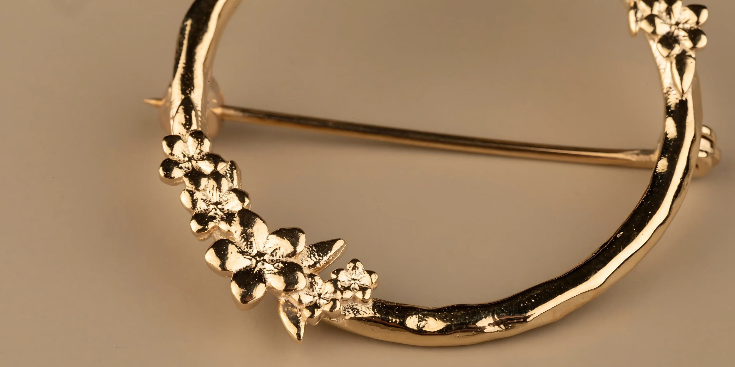 The Forget-Me-Not 'Wreath' Brooch in solid 9-carat Gold
