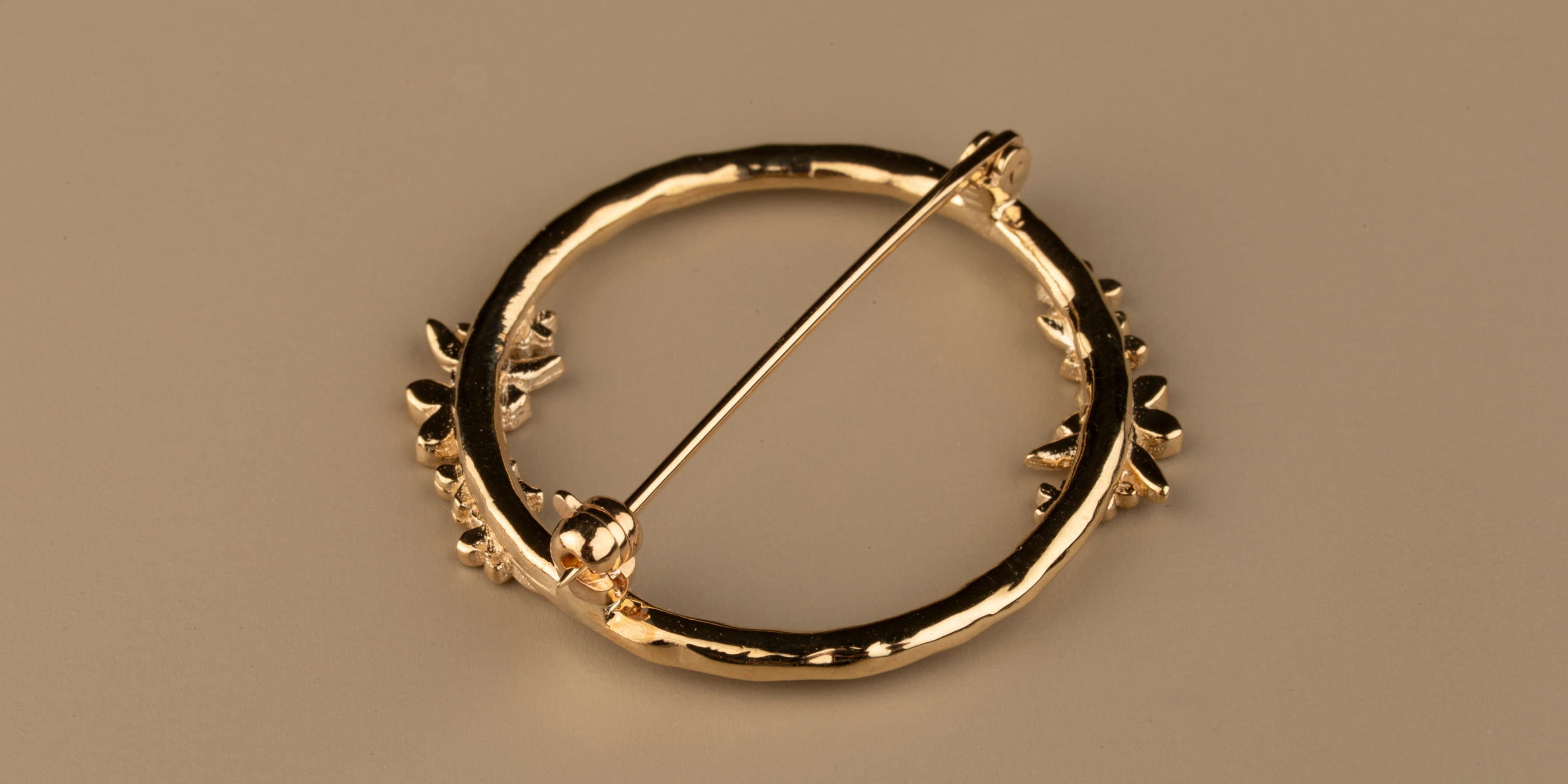 The Forget-Me-Not 'Wreath' Brooch in solid 9-carat Gold