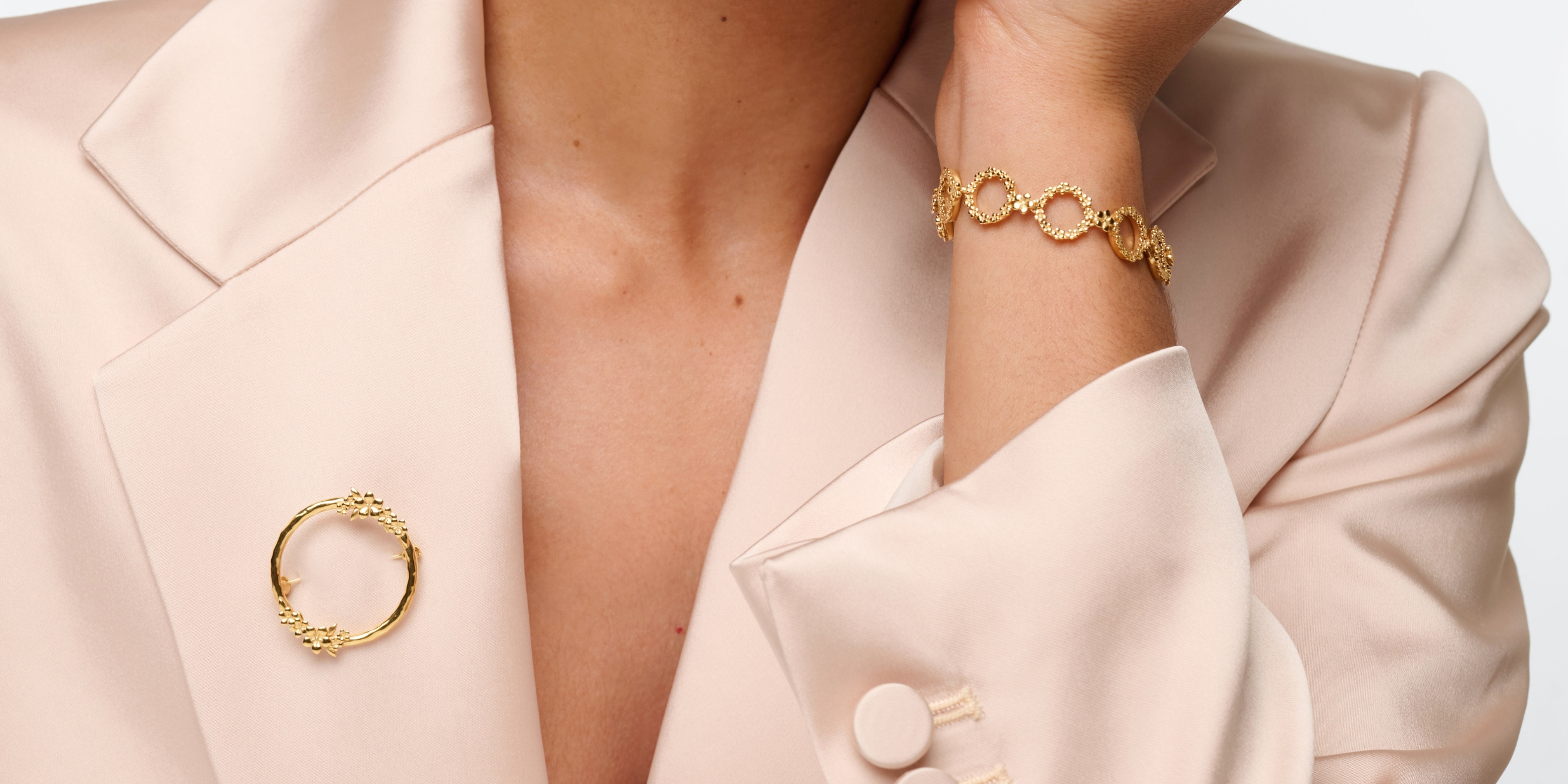 The Forget-Me-Not 'Wreath' Brooch in solid 9-carat Gold