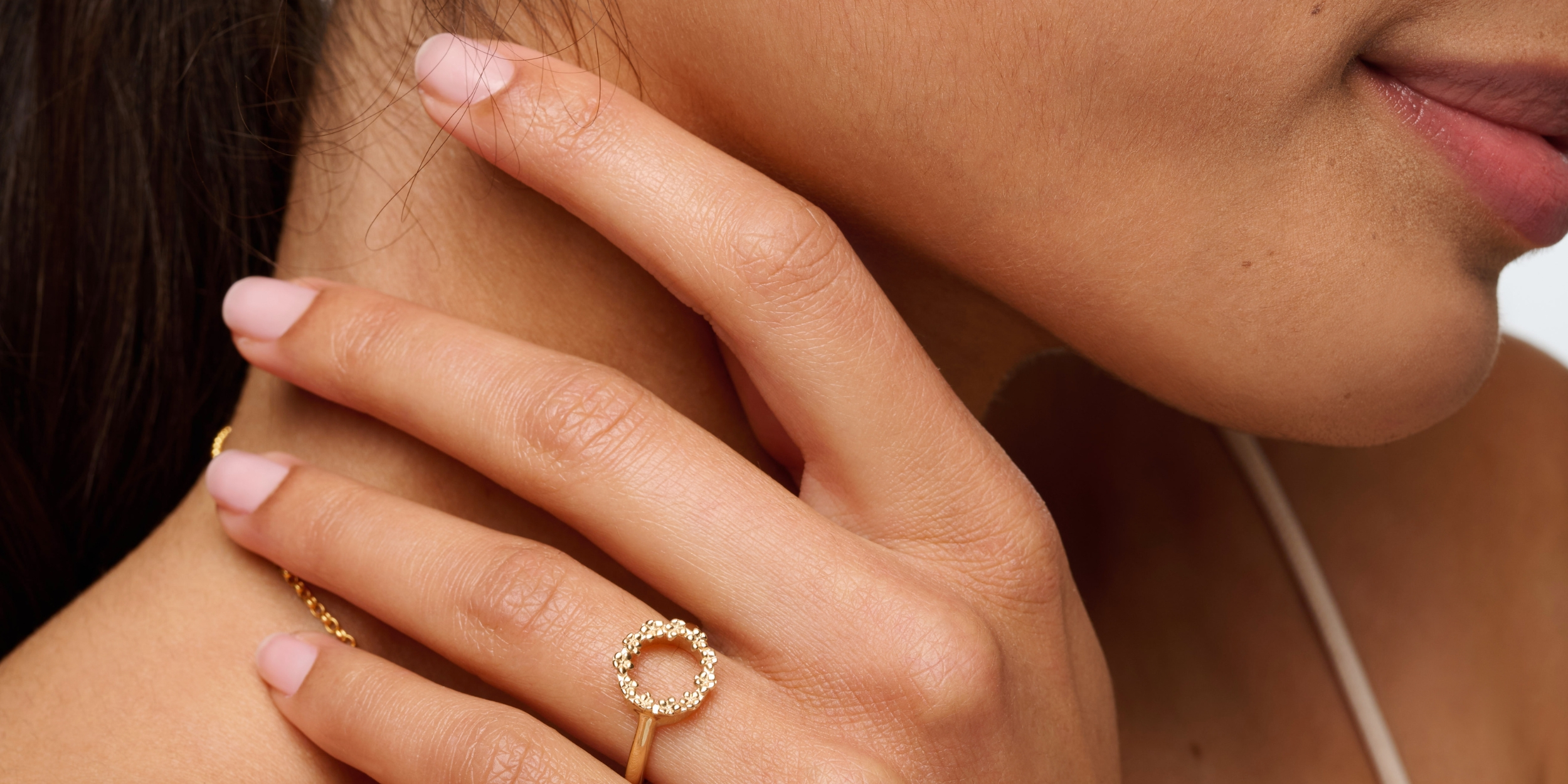The Forget-Me-Not 'Wreath' Solid 9-carat Gold Ring (SIZE M)