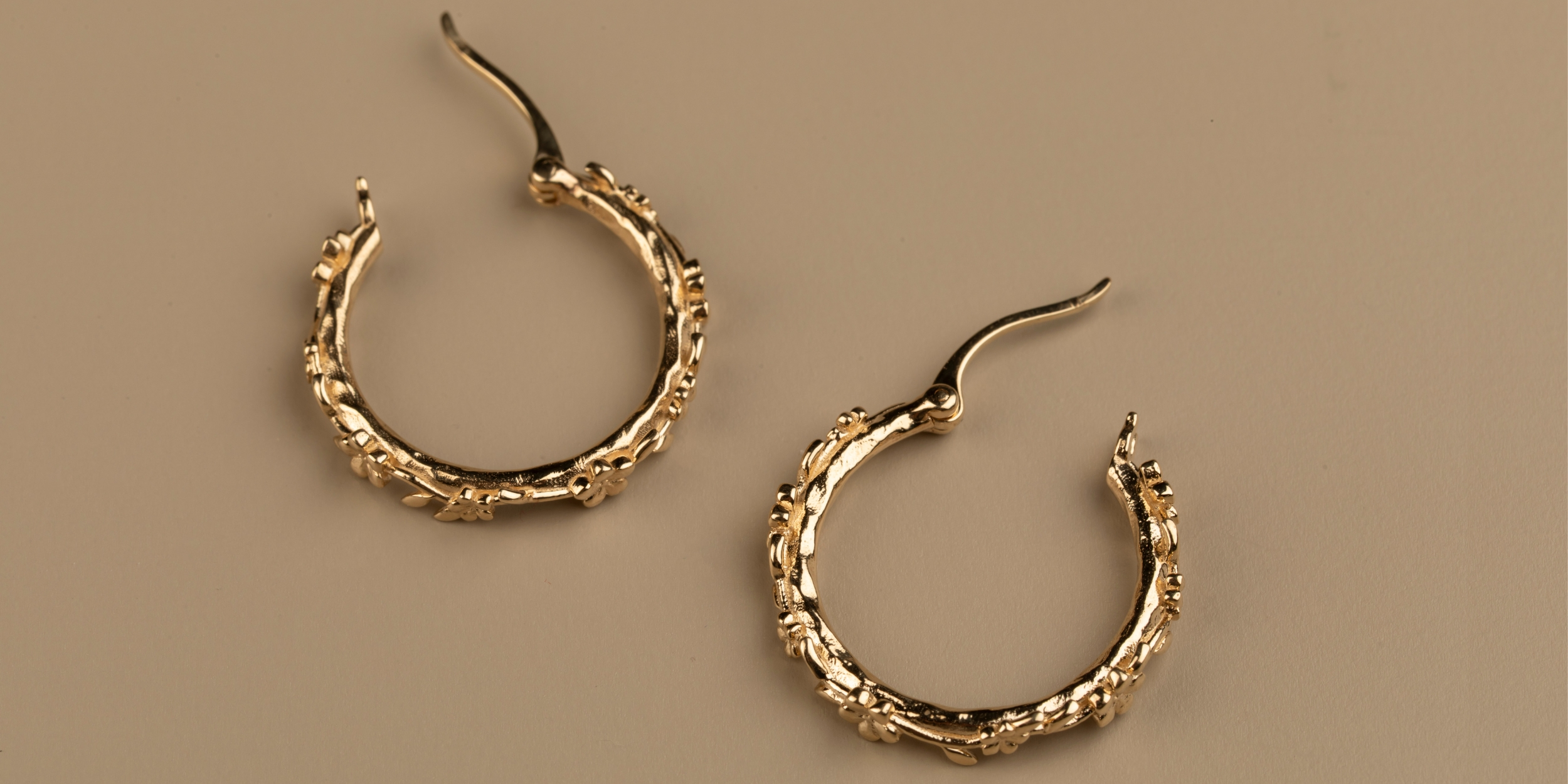 The Forget-Me-Not 'Wreath' Hoop Earrings in solid 9-carat Gold