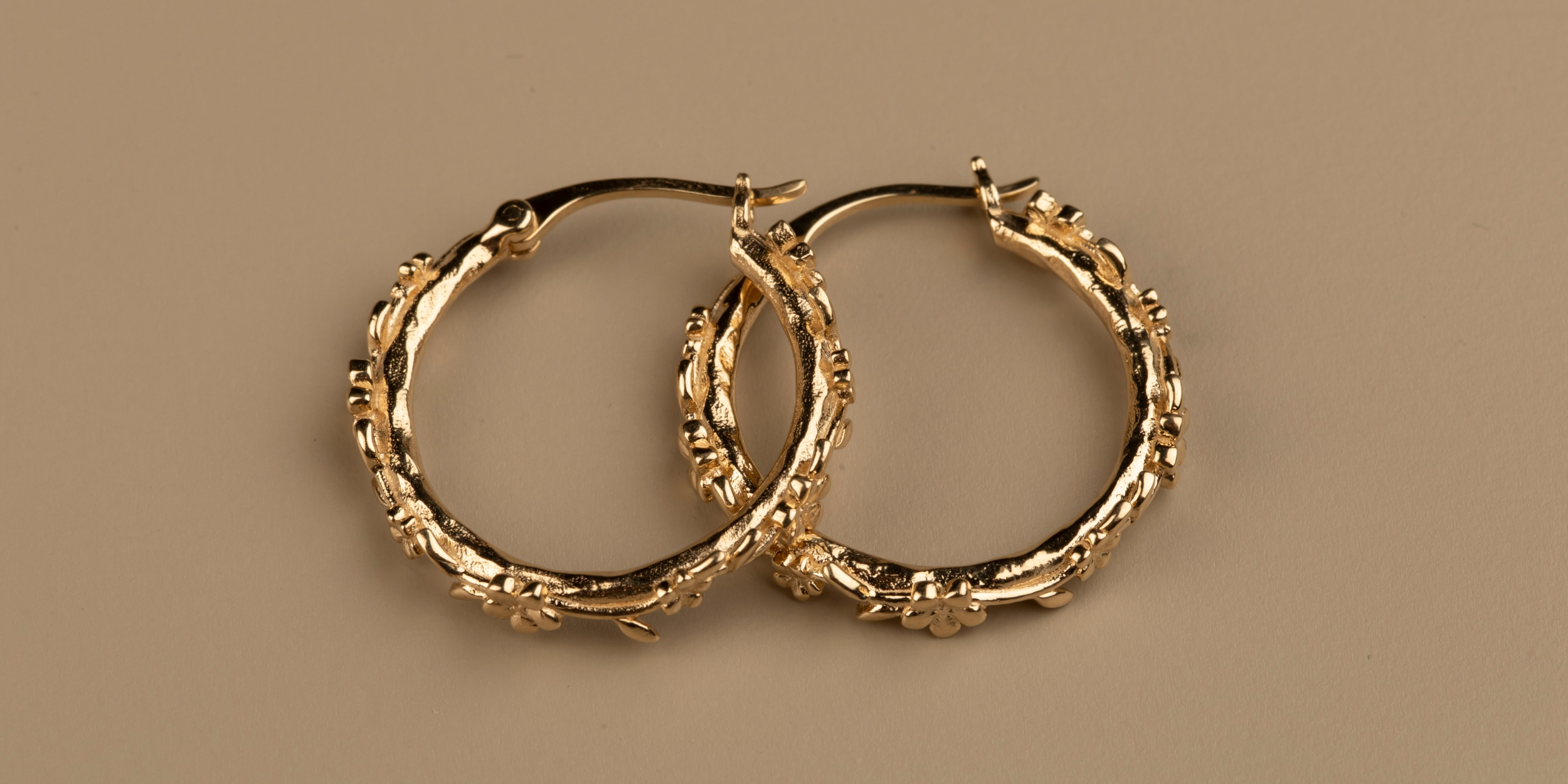 The Forget-Me-Not 'Wreath' Hoop Earrings in solid 9-carat Gold