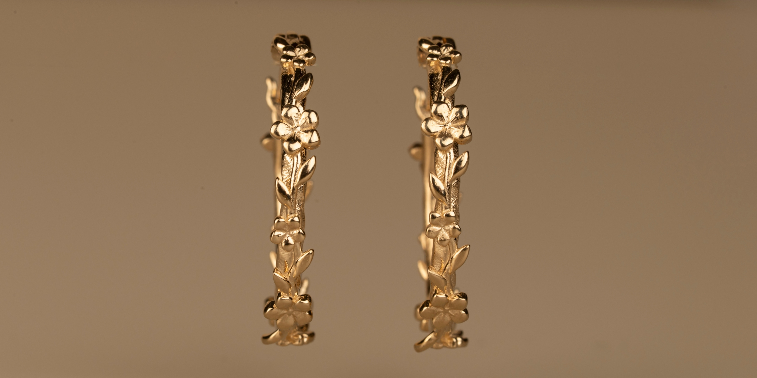 The Forget-Me-Not 'Wreath' Hoop Earrings in solid 9-carat Gold