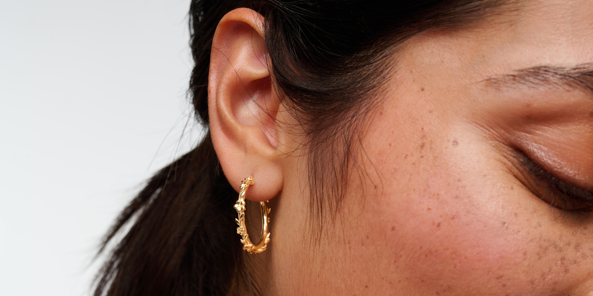 The Forget-Me-Not 'Wreath' Hoop Earrings in solid 9-carat Gold